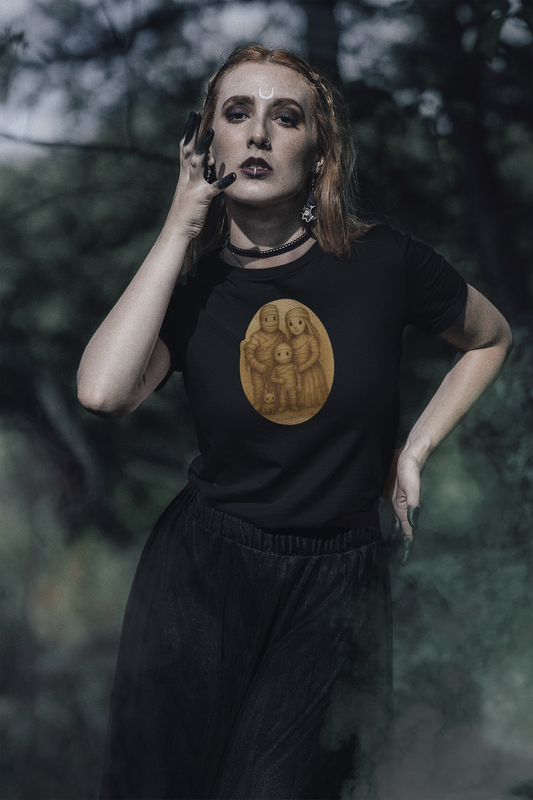 Vintage Mummy Family Portrait Tee – Cute Spooky Gothic Halloween Shirt for Women